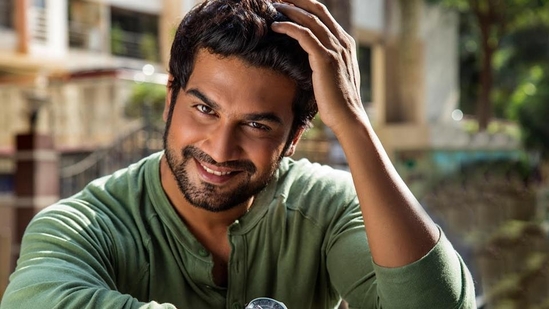 Sharad Kelkar dubbed for Prabhas in the Hindi version of Baahubali films. Sharad Kelkar dubbed for Prabhas in the Hindi version of Baahubali films.