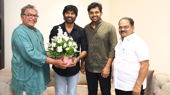 Nassar and Karthi gave Dhanush flowers and thanked him for his contribution. Nassar and Karthi gave Dhanush flowers and thanked him for his contribution.