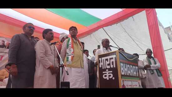 Congress leader and former MP CM Digvijay Singh addressing a public rally in Karachhana area of Prayagraj on Thursday. (HT) Congress leader and former MP CM Digvijay Singh addressing a public rally in Karachhana area of Prayagraj on Thursday. (HT)