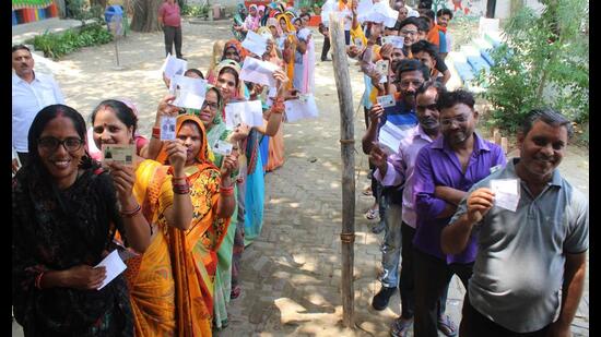 Voters standing in a queue to cast their vote at a polling station during the fifth phase of Lok Sabha polls in Mohanlalganj. (HT Photo) Voters standing in a queue to cast their vote at a polling station during the fifth phase of Lok Sabha polls in Mohanlalganj. (HT Photo)