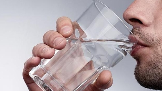 Impairs nutrient absorption: Drinking water immediately after your lunch and dinner can speed up digestion but at the cost of not absorbing vital nutrients effectively. Allow it some time before you have a glass of water. (Shutterstock)