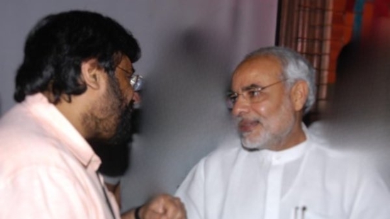 Harsh Goenka shared an old photo of him with Prime Minister Narendra Modi on social media. Harsh Goenka shared an old photo of him with Prime Minister Narendra Modi on social media.