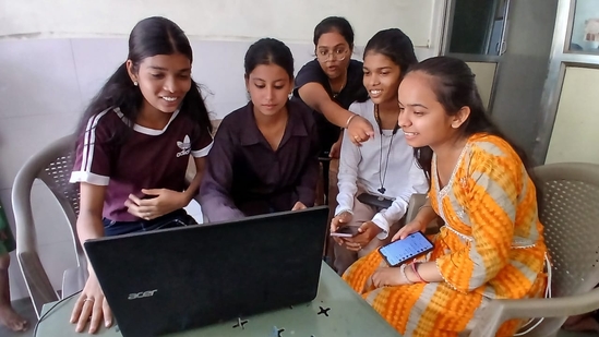 Thane students are checking the Maharashtra HSC Board 12th result.(Praful Gangurde HT photos)