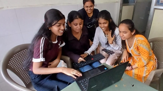 Thane students are checking the Maharashtra HSC Board 12th result.(Praful Gangurde HT photos)