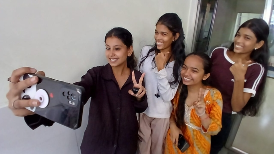 Thane students are checking the Maharashtra HSC Board 12th result.(Praful Gangurde HT photos)