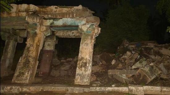 The ASI has confirmed that one pavilion of the Rathbeedi of Hampi’s Virupaksha temple collapsed on Tuesday night. (HT) The ASI has confirmed that one pavilion of the Rathbeedi of Hampi’s Virupaksha temple collapsed on Tuesday night. (HT)