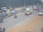 Biker smashes car window in Bengaluru after failing to over take it. Video Biker smashes car window in Bengaluru after failing to over take it. Video