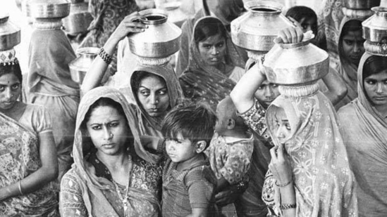 Made at a budget of <span class='webrupee'>₹</span>10 lakh, Manthan was the first crowd funded Indian film. (HT Archive) Made at a budget of <span class='webrupee'>₹</span>10 lakh, Manthan was the first crowd funded Indian film. (HT Archive)