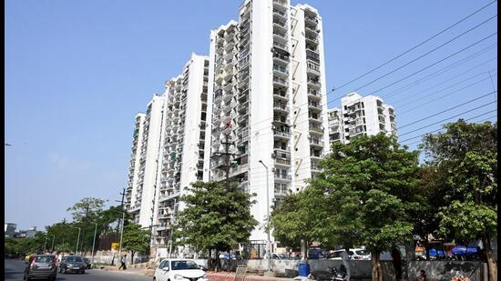 There are 57 defaulter projects in Noida, and of these, developers of around 30 have paid the initial 25% of the total dues amounting to over <span class='webrupee'>₹</span>250 crore. (Sunil Ghosh/HT Photo) There are 57 defaulter projects in Noida, and of these, developers of around 30 have paid the initial 25% of the total dues amounting to over <span class='webrupee'>₹</span>250 crore. (Sunil Ghosh/HT Photo)