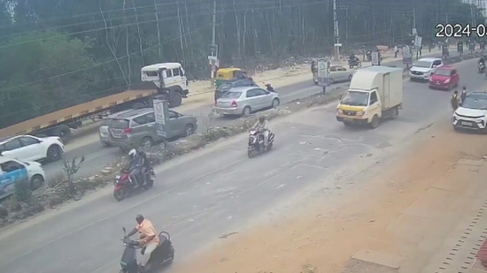 Biker smashes car window in Bengaluru after failing to over take it. Video Biker smashes car window in Bengaluru after failing to over take it. Video