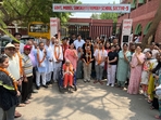 Delhi Lok Sabha polls: Mira Devi, 85, and children voting for the first time were honoured with flower garlands by the RWA in sectors 3, 5, and 6 in New Delhi on Saturday.(HT Photo) Delhi Lok Sabha polls: Mira Devi, 85, and children voting for the first time were honoured with flower garlands by the RWA in sectors 3, 5, and 6 in New Delhi on Saturday.(HT Photo)