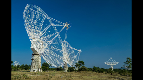 The Giant Metrewave Radio Telescope in Pune is an array of 30 massive steerable antennae. It played a key role in helping the two physicists capture the signal. (Adobe Stock) The Giant Metrewave Radio Telescope in Pune is an array of 30 massive steerable antennae. It played a key role in helping the two physicists capture the signal. (Adobe Stock)