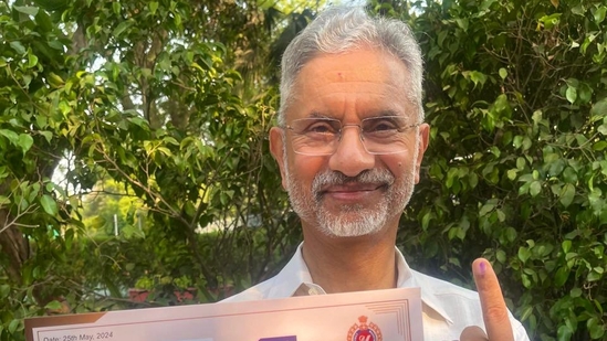 External affairs minister S Jaishankar after casting his vote in the sixth phase of the Lok Sabha elections 2024 in Delhi on Saturday.(@DrSJaishankar) External affairs minister S Jaishankar after casting his vote in the sixth phase of the Lok Sabha elections 2024 in Delhi on Saturday.(@DrSJaishankar)