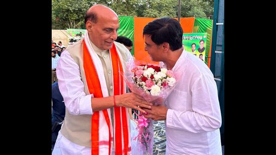 Union minster Rajnath Singh with Anandpur Sahib BJP candidate Subhash Sharma on Tuesday. (HT Photo) Union minster Rajnath Singh with Anandpur Sahib BJP candidate Subhash Sharma on Tuesday. (HT Photo)