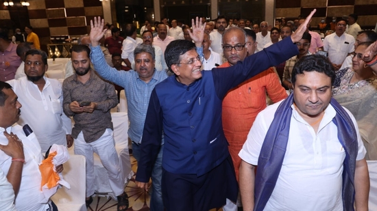 Commerce, Industry, Consumer Affairs and Textile Minister meeting entrepreneurs in Varanasi.(HT Photo) Commerce, Industry, Consumer Affairs and Textile Minister meeting entrepreneurs in Varanasi.(HT Photo)