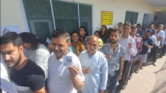 People standing in queue to cast their vote in the seventh phase of the Lok Sabha elections at Bhattakufer in Shimla on Saturday. (Deepak Sansta/HT) People standing in queue to cast their vote in the seventh phase of the Lok Sabha elections at Bhattakufer in Shimla on Saturday. (Deepak Sansta/HT)