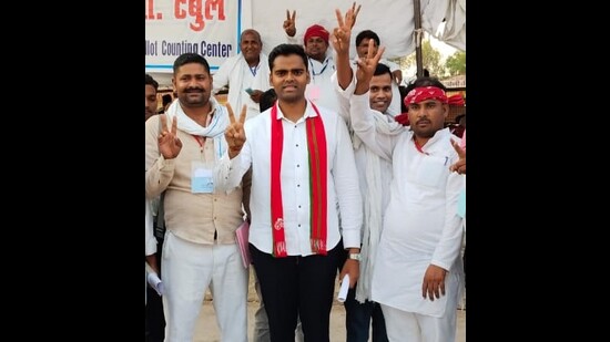 Pushpendra Saroj flashing the victory sign after his win in Kaushambi on Tuesday. (HT Photo) Pushpendra Saroj flashing the victory sign after his win in Kaushambi on Tuesday. (HT Photo)