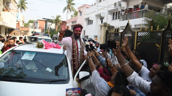 Lok Janshakti Party (Ramvilash) party chief Chirag Paswan showing a victory sign after winning the Hajipur Lok Sabha seat in Patna.(Santosh Kumar/HT Photo)