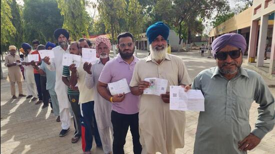 Voters queue up to exercise their franchise at a polling booth in Bathinda district of Punjab on June 1. (Sanjeev Kumar/HT) Voters queue up to exercise their franchise at a polling booth in Bathinda district of Punjab on June 1. (Sanjeev Kumar/HT)