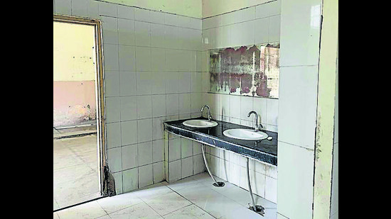 No provision of light and deplorable condition of mirrors at Meritorious School hostel washrooms in Ludhiana. (HT Photo) No provision of light and deplorable condition of mirrors at Meritorious School hostel washrooms in Ludhiana. (HT Photo)