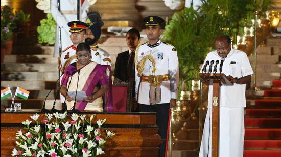 JD(S) leader HD Kumaraswamy takes oath at Rashtrapati Bhavan on Sunday. (Hindustan Times) JD(S) leader HD Kumaraswamy takes oath at Rashtrapati Bhavan on Sunday. (Hindustan Times)