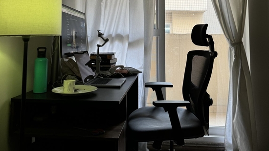X user Raj shared a picture of the 'dreamy' view from his Noida apartment.(X/@rajgoesout)