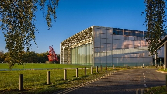 The dual degrees are designed to offer comprehensive international exposure, advanced curriculum, and enhanced career opportunities in a global context.(Handout) The dual degrees are designed to offer comprehensive international exposure, advanced curriculum, and enhanced career opportunities in a global context.(Handout)
