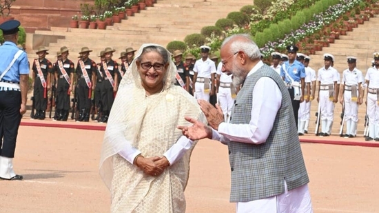 Prime Minister Narendra Modi welcomed Bangladesh Prime Minister Sheikh Hasina during her ceremonial reception at Rashtrapati Bhawan in New Delhi on Saturday.(Arvind Yadav/HT Photo)