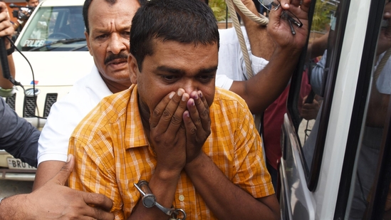Police taking the accused of NEET paper leak case, arrested by EOU from Deoghar, to the court after medical checkup. (Hindustan Times)