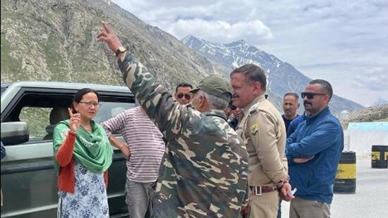 Lahaul and Spiti MLA Anuradha Rana and officials removed the shops set up by Ladakh businessmen after an inspection. (Source: X) Lahaul and Spiti MLA Anuradha Rana and officials removed the shops set up by Ladakh businessmen after an inspection. (Source: X)