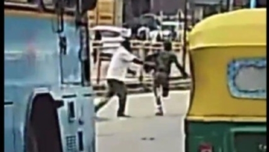 On camera, middle-aged man's bag snatched in Bengaluru's Silk board junction On camera, middle-aged man's bag snatched in Bengaluru's Silk board junction