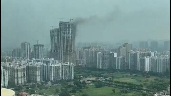Videos of the fire that were shared on social media by residents living in nearby residential towers on Thursday morning showed thick fumes billowing from the tall building. (HT Photo) Videos of the fire that were shared on social media by residents living in nearby residential towers on Thursday morning showed thick fumes billowing from the tall building. (HT Photo)