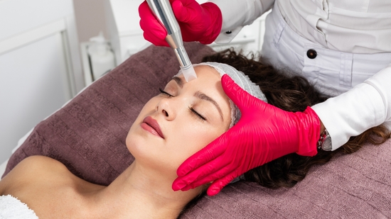 Microneedling is a foundational treatment that involves using fine needles to create tiny micro injuries in the skin(Photo: Adobe Stock) Microneedling is a foundational treatment that involves using fine needles to create tiny micro injuries in the skin(Photo: Adobe Stock)