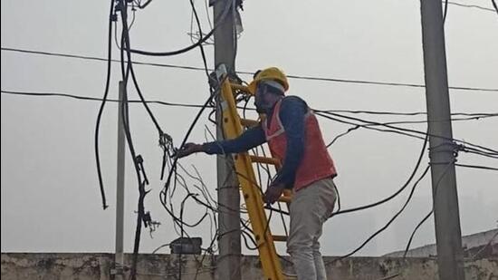 In one of the theft cases, electricity was being illegally supplied to 200 rooms and 20 shops through unauthorised connections in Suthyana in Greater Noida. (HT Photo) In one of the theft cases, electricity was being illegally supplied to 200 rooms and 20 shops through unauthorised connections in Suthyana in Greater Noida. (HT Photo)