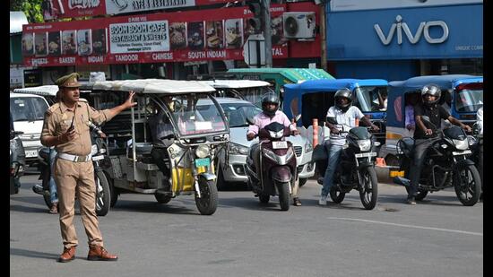 Traffic cops have been tasked to study the day-to-day problems at crossings where they are stationed. They will outline the solutions that they implemented in decongesting the spots. (Mushtaq Ali/HT Photo)
