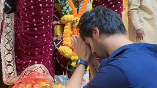 Kartik Aaryan visited Mumbai's famous Lalbaugcha Raja on Tuesday on the occasion of Ganesh Chaturthi. 