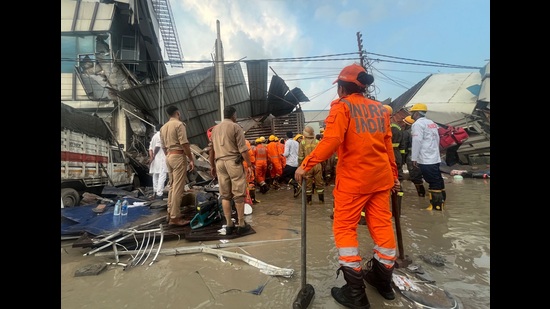 A rescue operation underway in Lucknow’s Transport Nagar on Sunday (HT) A rescue operation underway in Lucknow’s Transport Nagar on Sunday (HT)