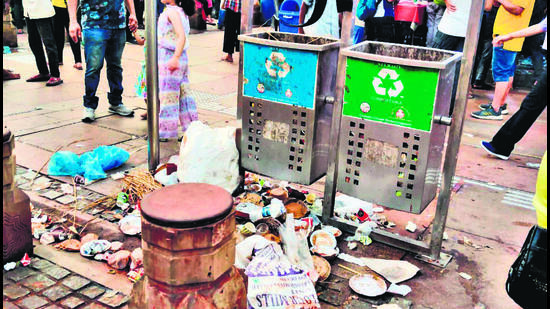 Garbage littered in Chandni Chowk on Sunday. (HT PHOTO) Garbage littered in Chandni Chowk on Sunday. (HT PHOTO)