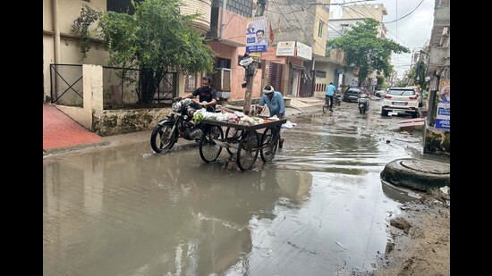 The sewer systems are completely clogged at most places in Ward 16 with the residents forced to commute through the mud and filth that has accumulated on the road from the continuous flow. It ultimately results in severe waterlogging even after a spell of rain that lasts for only a few minutes. (Parveen Kumar/HT) The sewer systems are completely clogged at most places in Ward 16 with the residents forced to commute through the mud and filth that has accumulated on the road from the continuous flow. It ultimately results in severe waterlogging even after a spell of rain that lasts for only a few minutes. (Parveen Kumar/HT)