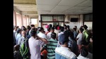 Traffic violators queued up at District Courts Complex in Sector 43, Chandigarh, to settle their challans. (HT Photo) Traffic violators queued up at District Courts Complex in Sector 43, Chandigarh, to settle their challans. (HT Photo)