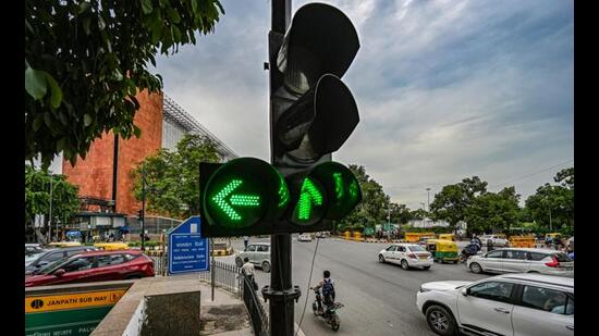A view of traffic signal at Janpath Road crossing in Connaught Place. Well-synchronised signals, experts say, can help boost the local economy by attracting shoppers, while a signal-free road may see fewer customers. (RAJ K RAJ /HT PHOTO) A view of traffic signal at Janpath Road crossing in Connaught Place. Well-synchronised signals, experts say, can help boost the local economy by attracting shoppers, while a signal-free road may see fewer customers. (RAJ K RAJ /HT PHOTO)