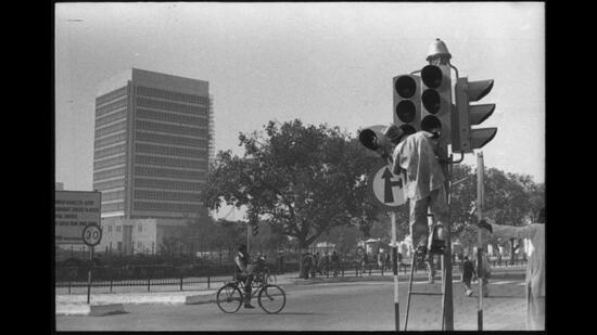 A repairman fixes a defunct traffic signal, in 1976. (Ajit Kumar/HT Archive) A repairman fixes a defunct traffic signal, in 1976. (Ajit Kumar/HT Archive)