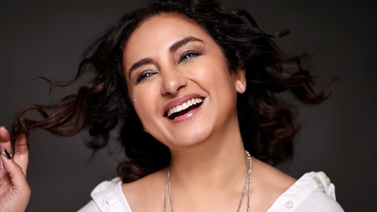 Divya Dutta has take a day off from shoot to celebrate her birthday Divya Dutta has take a day off from shoot to celebrate her birthday