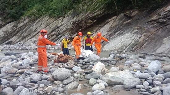 SDRF and NDRF teams at the accident site near Gaurikund in Rudraprayag district. (HT Photo)