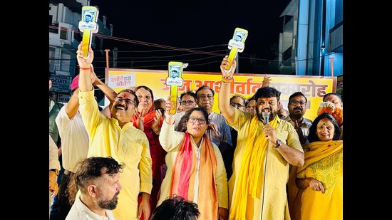 Independent candidate from the Gurgaon constituency and BJP rebel Naveen Goyal at a poll meet. (PARVEEN KUMAR/HT PHOTO) Independent candidate from the Gurgaon constituency and BJP rebel Naveen Goyal at a poll meet. (PARVEEN KUMAR/HT PHOTO)