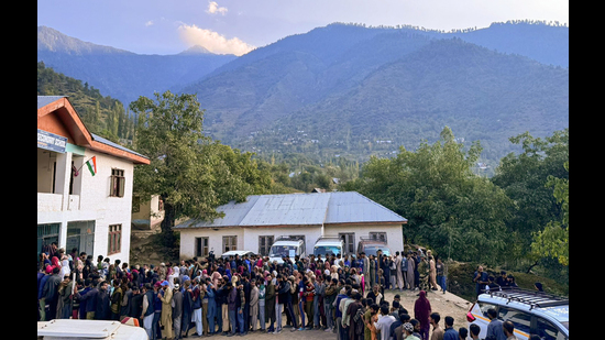 Ganderbal, Sept 25 (ANI): Voters wait in queues to cast their votes for the second phase of the Jammu and Kashmir Assembly elections, in Ganderbal on Wednesday. (ANI Photo) (Election Commission of India-X) Ganderbal, Sept 25 (ANI): Voters wait in queues to cast their votes for the second phase of the Jammu and Kashmir Assembly elections, in Ganderbal on Wednesday. (ANI Photo) (Election Commission of India-X)