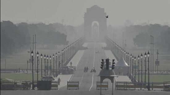 A view of Kartavya Path amid low visibility in the early morning on Wednesday. (RAJ K RAJ /HT PHOTO) A view of Kartavya Path amid low visibility in the early morning on Wednesday. (RAJ K RAJ /HT PHOTO)