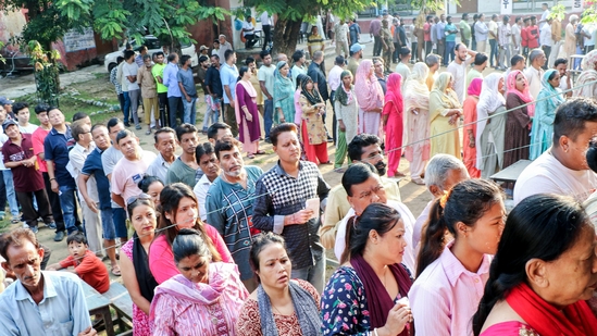 Voters in a queue to cast their votes for the final phase of the Jammu and Kashmir Assembly elections at a polling station, in Jammu on October 1.(ANI) Voters in a queue to cast their votes for the final phase of the Jammu and Kashmir Assembly elections at a polling station, in Jammu on October 1.(ANI)