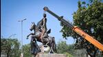Workers installing the statue of the Rani of Jhansi. (Sanchit Khanna/HT) Workers installing the statue of the Rani of Jhansi. (Sanchit Khanna/HT)