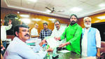 JMM general secretary Vinod Pandey submits a memorandum to Chief Electoral Officer K Ravi Kumar in Ranchi on Wednesday. (HT Photo) JMM general secretary Vinod Pandey submits a memorandum to Chief Electoral Officer K Ravi Kumar in Ranchi on Wednesday. (HT Photo)